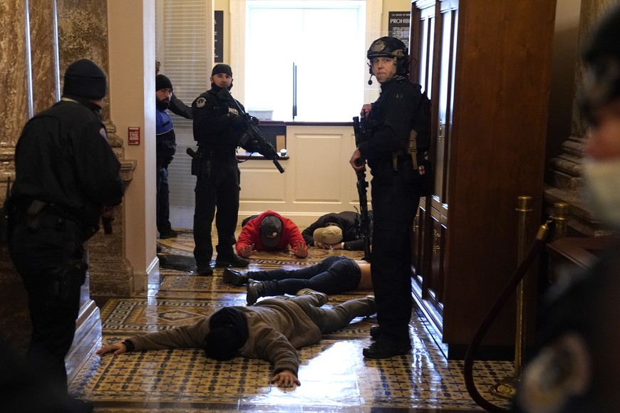 ELLITORAL_416897 |  Drew Angerer TELAM 06012021 En Congreso de Estados Unidos cerraron hoy el edificio y suspendieron la sesión de ambas cámaras, bajo asedio de protestas pro Trump, suspende la certificación del triunfo de Biden. Foto AFP Amb