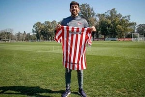 ELLITORAL_385662 |  Gentileza Leandro Díaz con la rojiblanca pero de Estudiantes. Unión gestionó su posible llegada al club pero se encontró con la negativa del jugador. Otro que dijo que no fue Enrique Triverio.