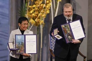 ELLITORAL_423773 |  Twitter Maria Ressa junto con Dmitry Muratov, durante la ceremonia de entrega de premios del Premio Nobel de la Paz en Oslo.