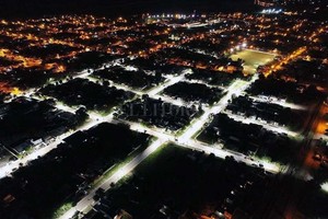 ELLITORAL_245417 |  Gentileza Municipalidad de Coronda DESDE ARRIBA. Así lucen hoy las alrededor de 130 luces led recientemente instaladas en barrio La Chufilla.