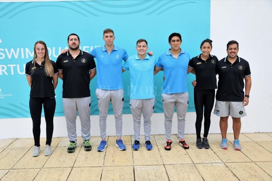 ELLITORAL_384273 |  Gentileza Equipo completo. Además de los nadadores, los entrenadores Federico Ane y Claudio Biagioli y el fisioterapeuta, Hugo Peralta.