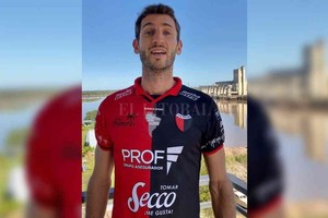 ELLITORAL_382972 |  Gentileza Germán Chiaraviglio en el Puerto de Santa Fe, con la camiseta de Colón, la institución que está absolutamente ligada a la historia deportiva de toda la familia.