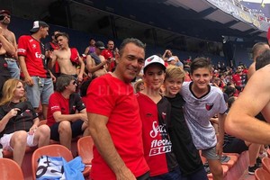 ELLITORAL_381056 |  Gentileza Bien  raza  de verdad. La postal de Rolando Carlen con su hijo y amigos en La Olla, el día de la Final Única de la Copa Sudamericana. Como un hincha más.