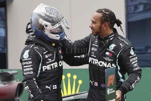 ELLITORAL_399468 |  Gentileza ¿Seguirán juntos? Bottas y Hamilton, tras concluir uno de los tantos Grand Prix que protagonizaron desde la poderosa escudería germana.