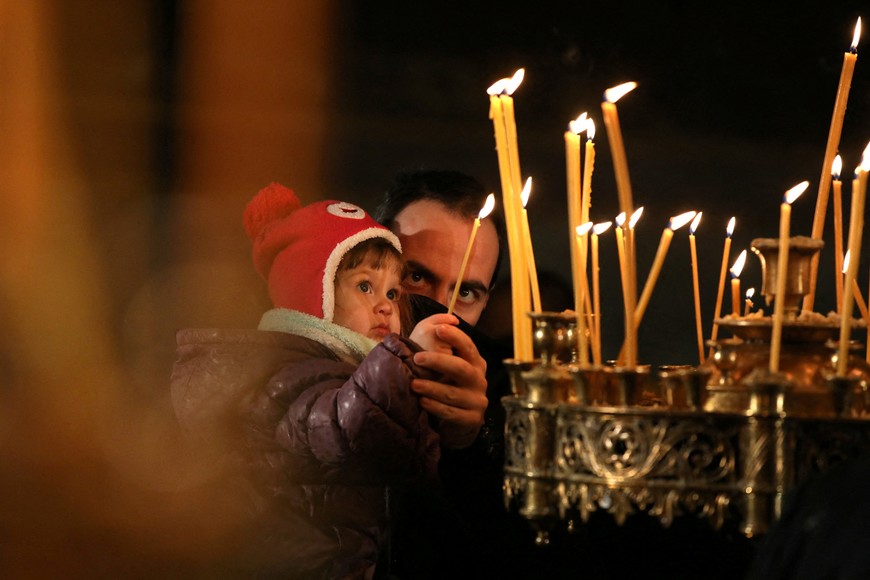 ELLITORAL_426833 |  Reuters. Un niño y su padre viviendo la festividad en Bulgaria.