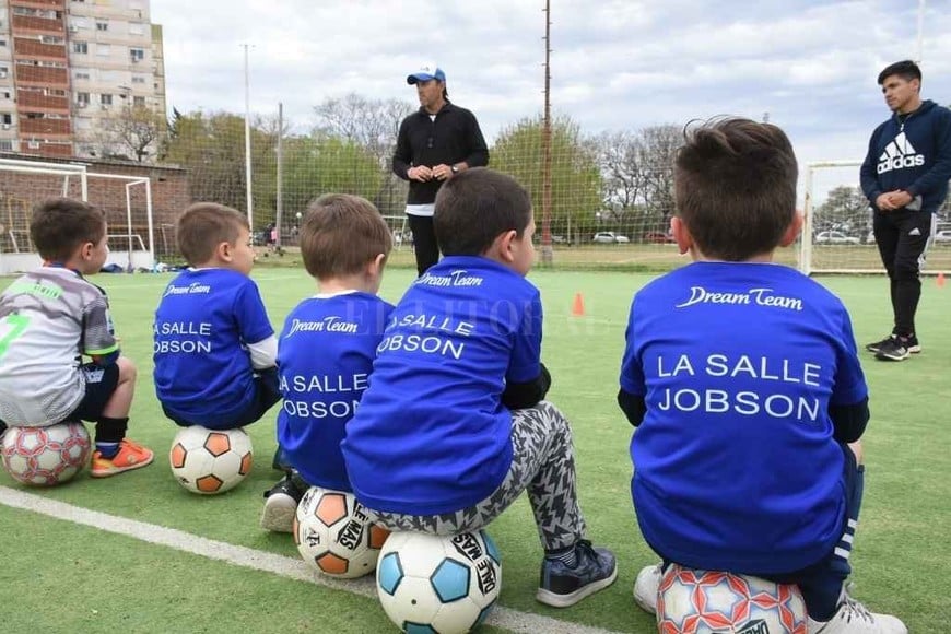 ELLITORAL_407825 |  Luis Cetraro Escuelita de La Salle. Bajo las órdenes de Martín Maciel, los chicos del colegio siguen disfrutando de un maravilloso predio pegado al Parque del Sur.