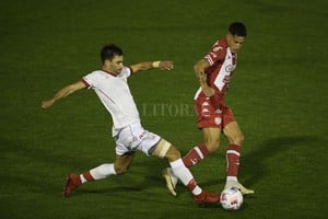 ELLITORAL_397252 |  Ignacio Izaguirre Fernando Márquez maniobra ante un jugador de Huracán en el encuentro que se jugó el viernes en Parque Patricios.