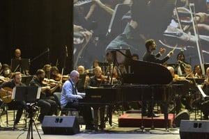 ELLITORAL_423925 |  Pablo Aguirre Facundo Ramírez al piano, con Ezequiel Silberstein al frente de la Sinfónica, y el guitarrista Leonardo Andersen.