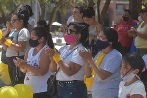 ELLITORAL_428015 |  Mauricio Garín Allegados a la víctima y el grupo Pañuelos Amarillos se hicieron presentes frente a tribunales durante la audiencia.