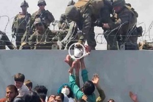 ELLITORAL_398520 |  Captura de video Así escapó de los talibanes un bebé afgano en el aeropuerto de Kabul.