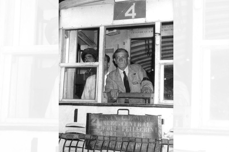 ELLITORAL_390714 |  Colección Birri - Archivo El Litoral El Coche N° 1 de la Línea 4 realizó el último viaje de tranvía en la ciudad de Santa Fe, el 30 de abril de 1961.