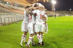 ELLITORAL_408045 |  Gentileza Prensa Unión El festejo del primer gol de Unión en el José María Minella. Todos los abrazos fueron para Gastón González, quien fue a festejar con un puñado de hinchas de Unión que se ubicó detrás del arco de la primera conquista.