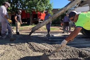 ELLITORAL_435772 |  Gentileza Cuadrilla de empleados municipales avocados a tareas de la obra de pavimento. Puede ejecutar hasta una cuadra y media por mes.