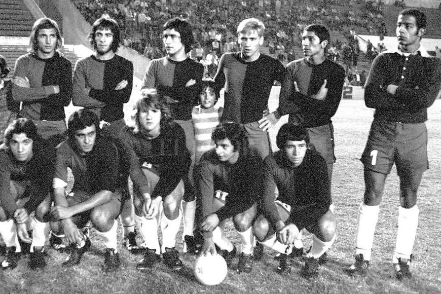 ELLITORAL_377720 |  Archivo La foto es en la cancha de Independiente, una noche que Colón y el Rojo igualaron 0 a 0. De pie: Zimmermann, Araoz, Villaverde, Trossero, Edgar Fernández y Baley. Agachados: Lamberti, Cococho Alvarez, Coscia, Brítez y Carlos López. Varios de estos futbolistas se pusieron luego la camiseta de Independiente.