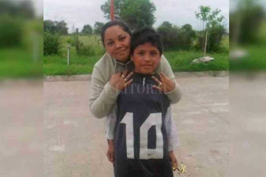 ELLITORAL_370037 |  Gentileza Facundo junto a su mamá fallecida, hace muchos años, cuando era un niño y corría detrás de la pelota jugando para Corinthians Santa Fe.