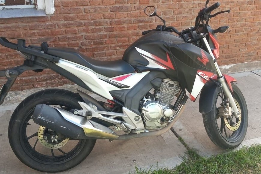 ELLITORAL_436961 |  Prensa URI Una moto Honda Twister de 200 c.c. sustraída desde una casa de calle Rivadavia al 1700, fue recuperada el sábado.