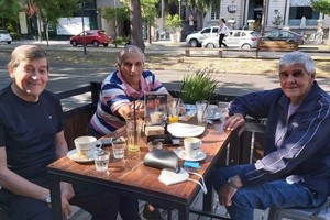 ELLITORAL_438621 |  El Litoral Tomás Vicente Rossi, César Toyé y Ramón Zanabria, compartiendo un café y muchos recuerdos.