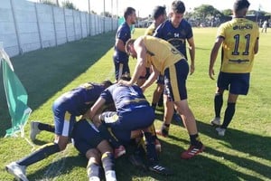 ELLITORAL_438890 |  Gentileza Grandes festejos. Los jugadores de El Quillá festejaron el triunfo y se lo dedicaron a los hinchas que acompañaron y a los que aguardaron la llegada en Santa Fe.