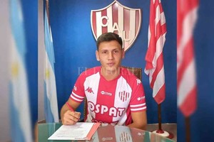 ELLITORAL_435875 |  Gentileza Prensa Club Unión Enzo Roldán firmó un contrato por cuatro años con Unión, que es dueño de la mitad de su pase.