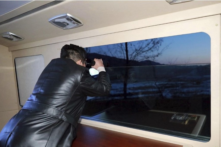 ELLITORAL_430375 |  Gentileza Kim Jong-Un en el último lanzamiento de misiles hipersónicos.