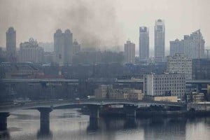 ELLITORAL_439754 |  Reuters El humo se alza en inmediaciones del Ministerio de Defensa de Ucrania, tras los ataques rusos aprobados por su presidente Vladimir Putin.