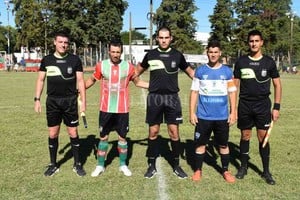 ELLITORAL_435884 |  Gentileza Liga Paivense En el inicio, la terna arbitral junto a los capitanes.