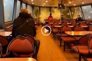 ELLITORAL_438232 |  Captura de video El momento en que la fuerte ola impacta sobre un Ferry en Alemania.