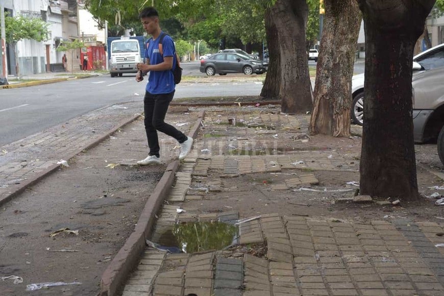 ELLITORAL_424505 |  Flavio Raina Precaución. Las baldosas levantadas o ausentes evidencian el abandono y deterioro del paseo.