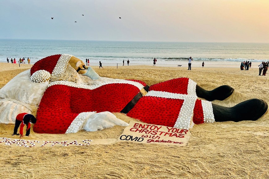 ELLITORAL_426832 |  Reuters. Papá Noel gigante en una playa de India.