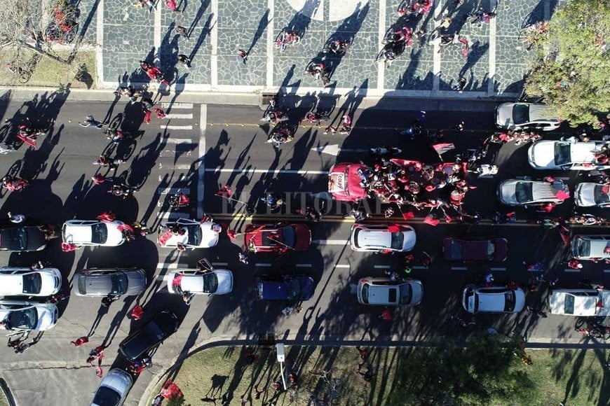 ELLITORAL_434283 |  Fernando Nicola (Drone) El Mercedes Benz rojo, repleto de hinchas, sobresale en la escena en la que predominan autos particulares.