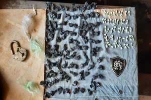 ELLITORAL_436917 |  Relaciones Policiales Se secuestraron 145 envoltorios -50 de color blanco y 95 de color negro-, que contenían 14 gramos de cocaína y 110 gramos de marihuana.