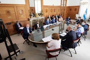 ELLITORAL_427520 |  Gentileza Las autoridades repasaron los proyectos de en Santiago del Estero con la readecuación de canales del sudeste y del canal línea Paraná, en las provincias de Chaco y Santa Fe.