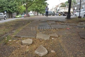 ELLITORAL_424503 |  Flavio Raina Baldosones. En la cuadra comprendida entre San Martín y San Jerónimo hay otro tipo de baldosas, lo que muestra que el sector fue restaurado en alguna oportunidad.