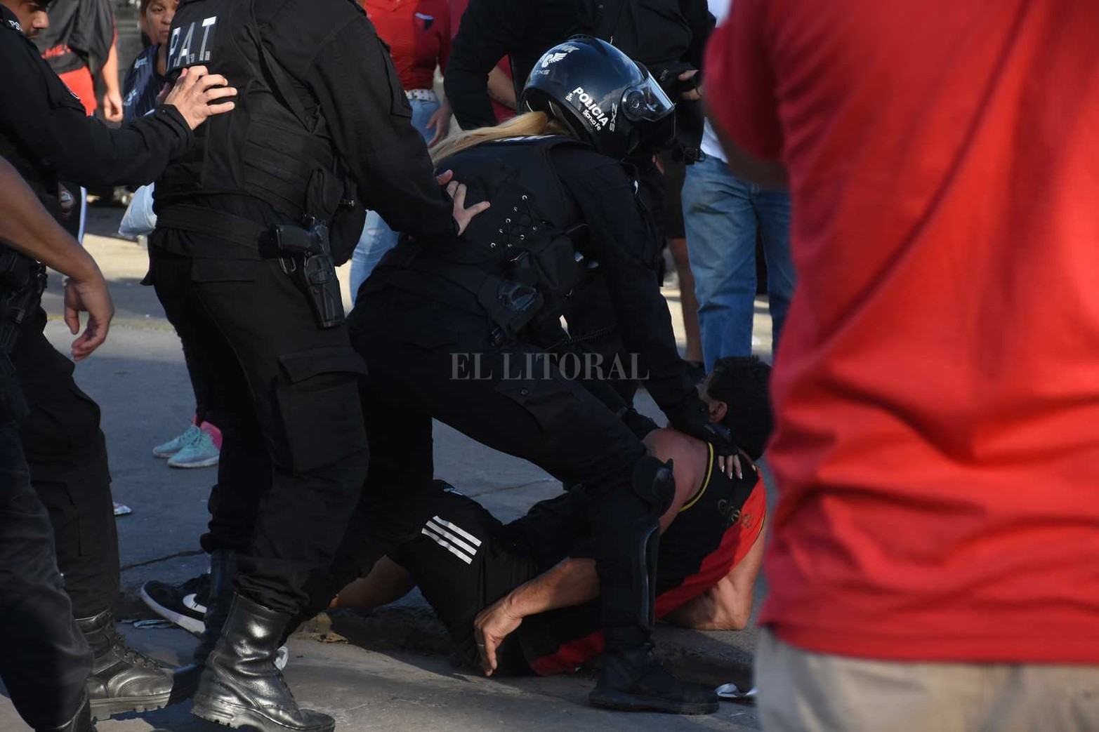 Disturbios durante el ingreso al estadio Brigadier López. El ingreso se vio demorado por una nuevo desacuerdo entre Utedyc y la dirigencia del club.
