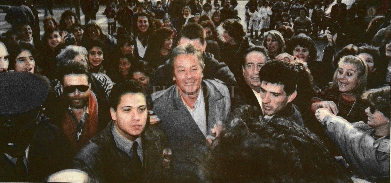 Así reflejaron las páginas de El Litoral la llegada de Alain Delon a Santa Fe. En agosto de 1993 el actor francés arribó a la ciudad para visitar a Carlos Monzón, en aquel entonces convicto en la cárcel de Las Flores.
