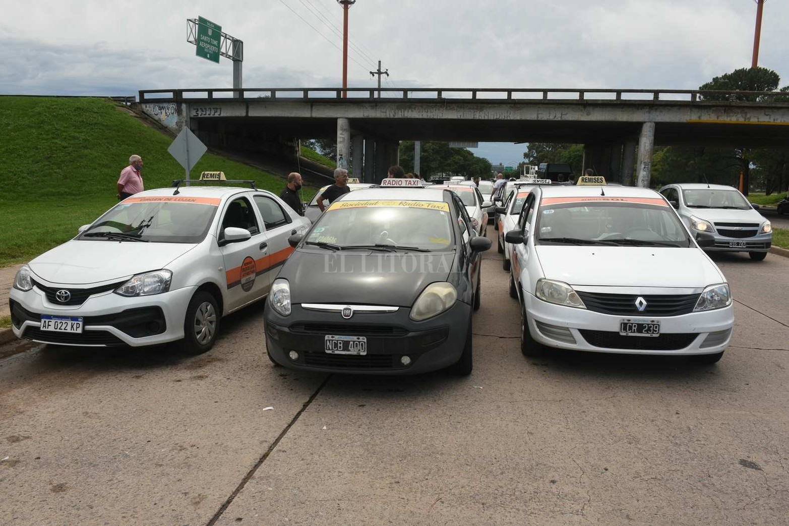 Caos y demoras. Protesta de taxistas santafesinos tras el ataque a un compañero
Los trabajadores se concentran en el rulo de Cilsa. Cortan el tránsito a Santo Tomé. Reclaman una respuesta a las autoridades.