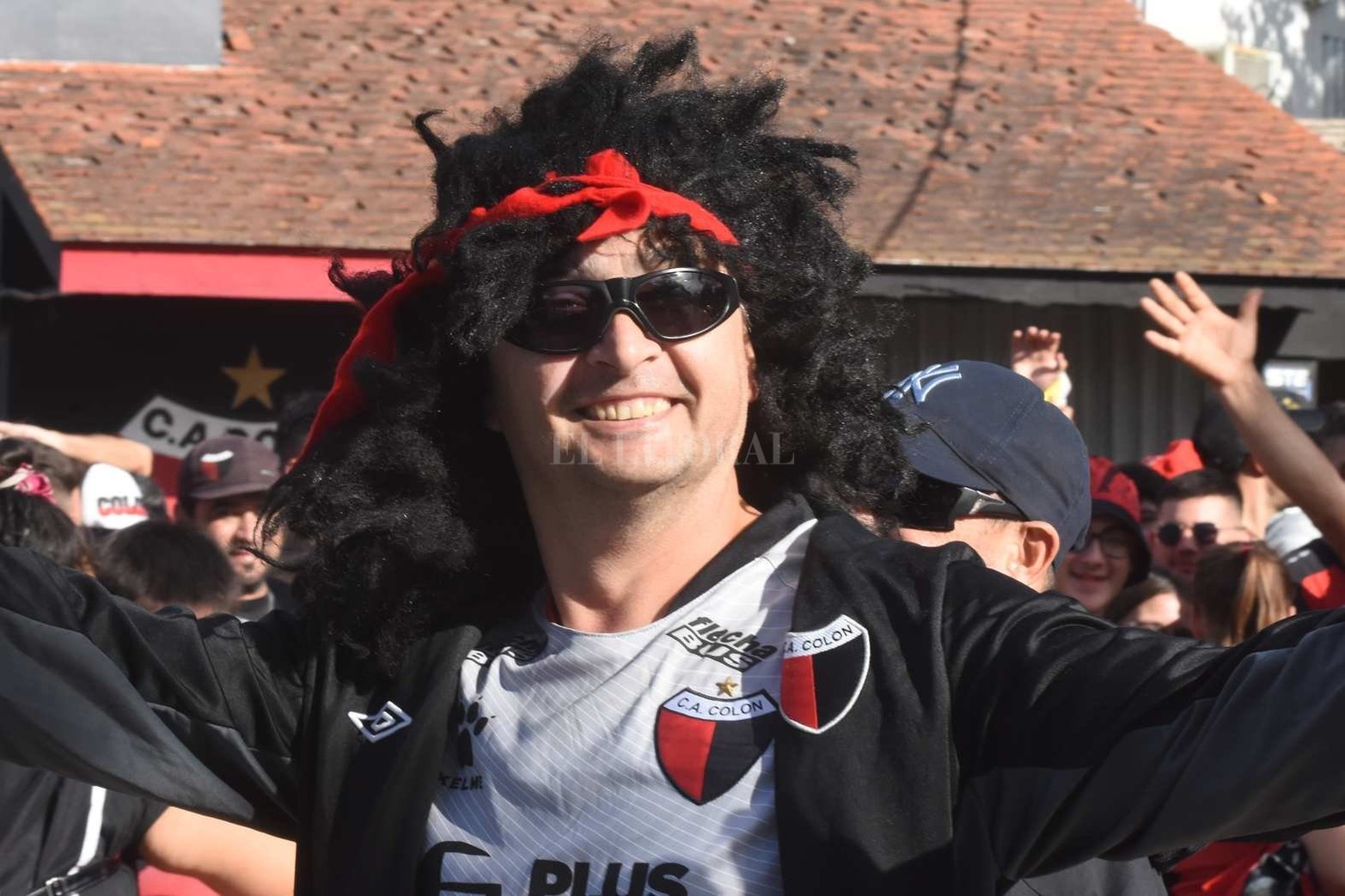 La hinchada de Colón disfrutando del sol y a la espera del ingreso al estadio Brigadier López