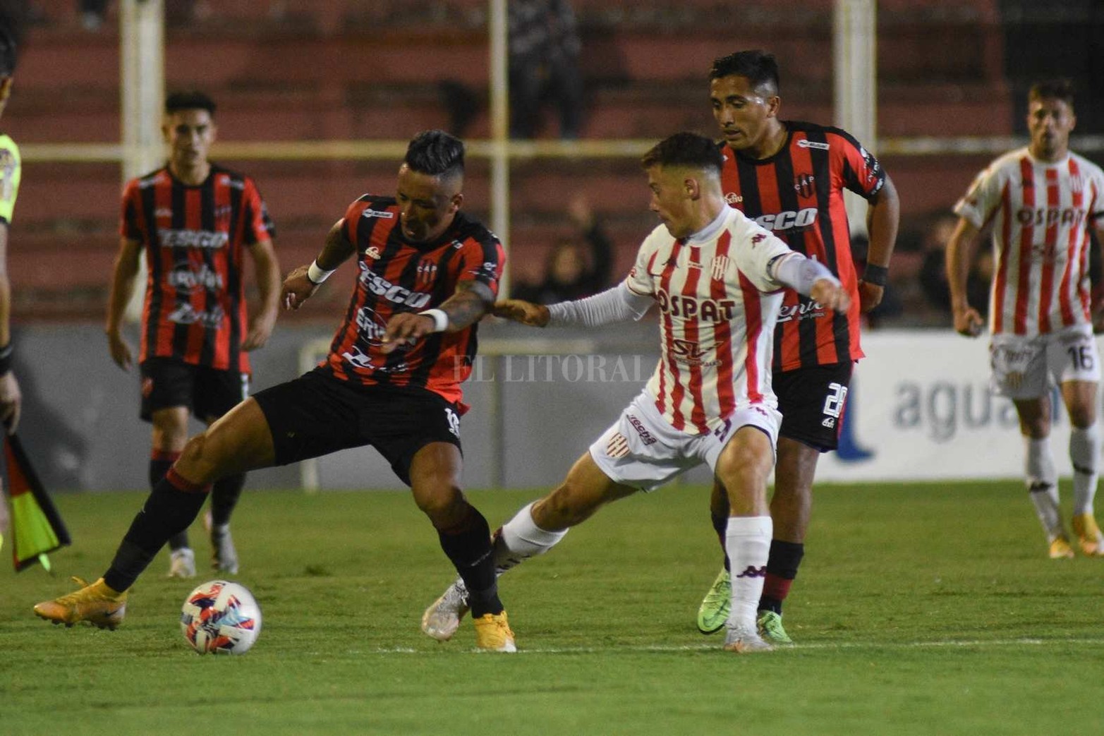 Unión perdió 2 a 1 con Patronato. Lucas Barrios abrió el marcador a los 5 minutos y luego convirtió de penal en el segundo tiempo. Gallegos descontó para el "Tatengue".
