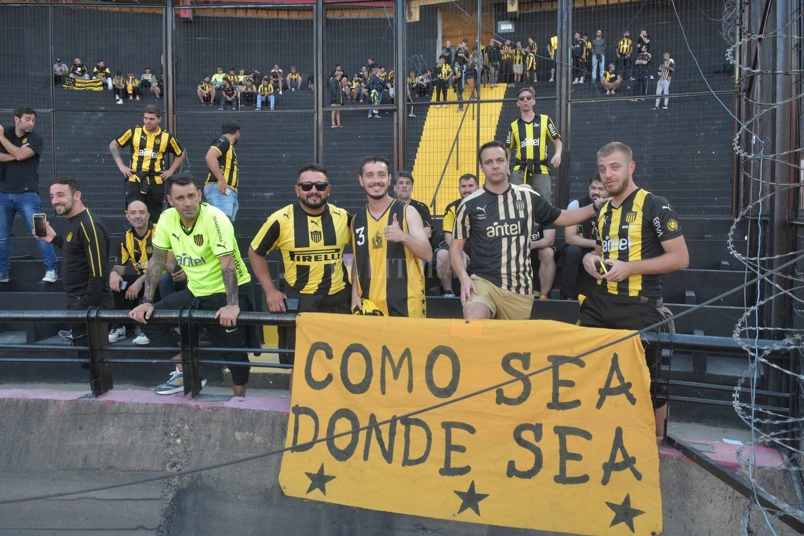 La hinchada en la previa Colón-Peñarol por la Copa Libertadores 2022