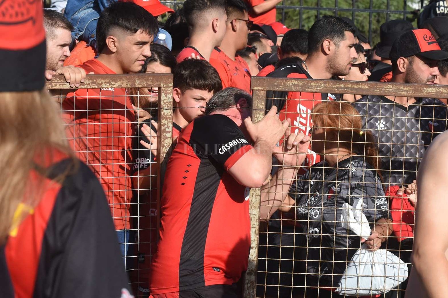 Disturbios durante el ingreso al estadio Brigadier López. El ingreso se vio demorado por una nuevo desacuerdo entre Utedyc y la dirigencia del club.