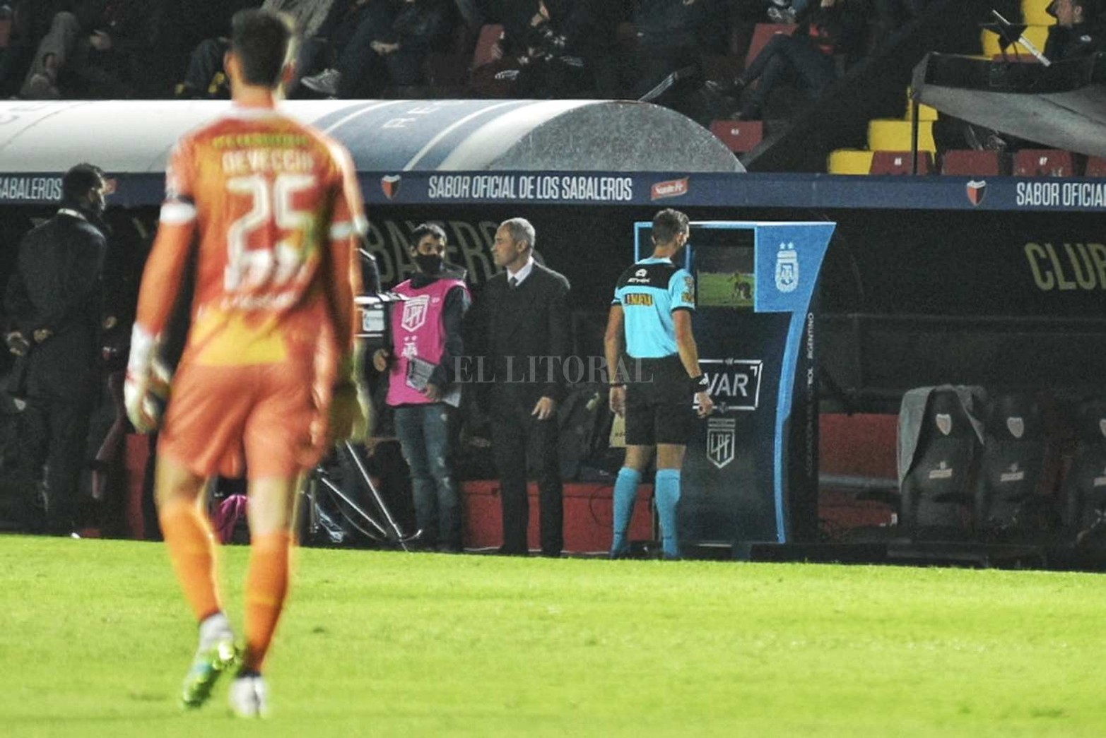 Colón perdió 3 a 1 contra Aldosivi  en la apertura de la fecha 8 de la  Liga Profesional de fútbol con el debut del VAR en el fútbol argentino.