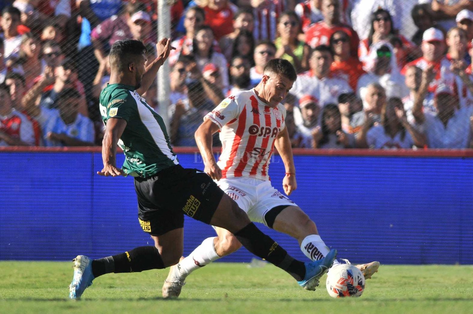 El "Tatengue" se impuso por 2 a 1 al "Taladro" en el 15 de Abril. Diego Polenta y Luciano Lollo (en contra), los goles para el local que es líder de la Zona A.