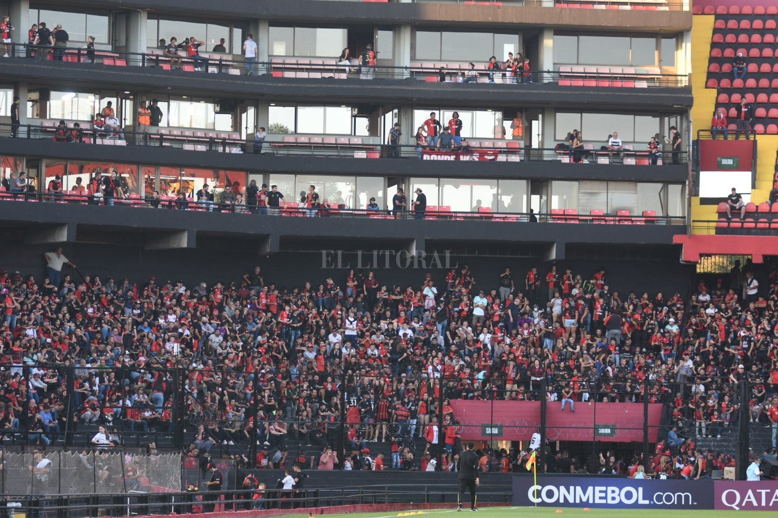 La hinchada en la previa Colón-Peñarol por la Copa Libertadores 2022