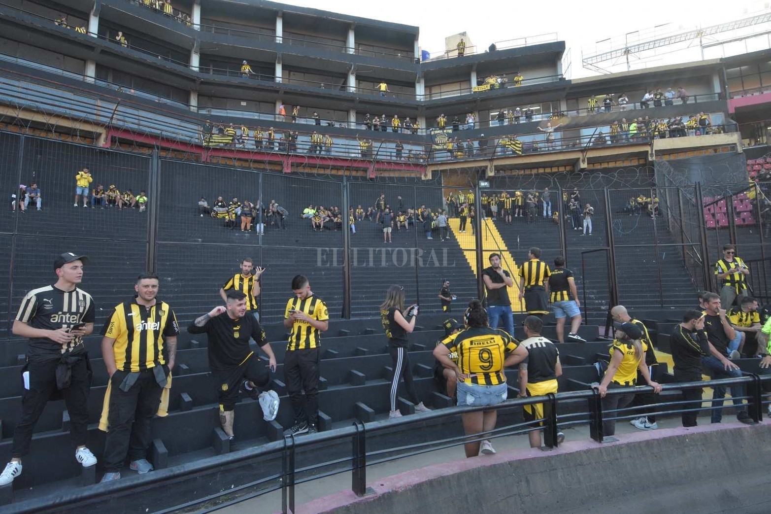 La hinchada en la previa Colón-Peñarol por la Copa Libertadores 2022