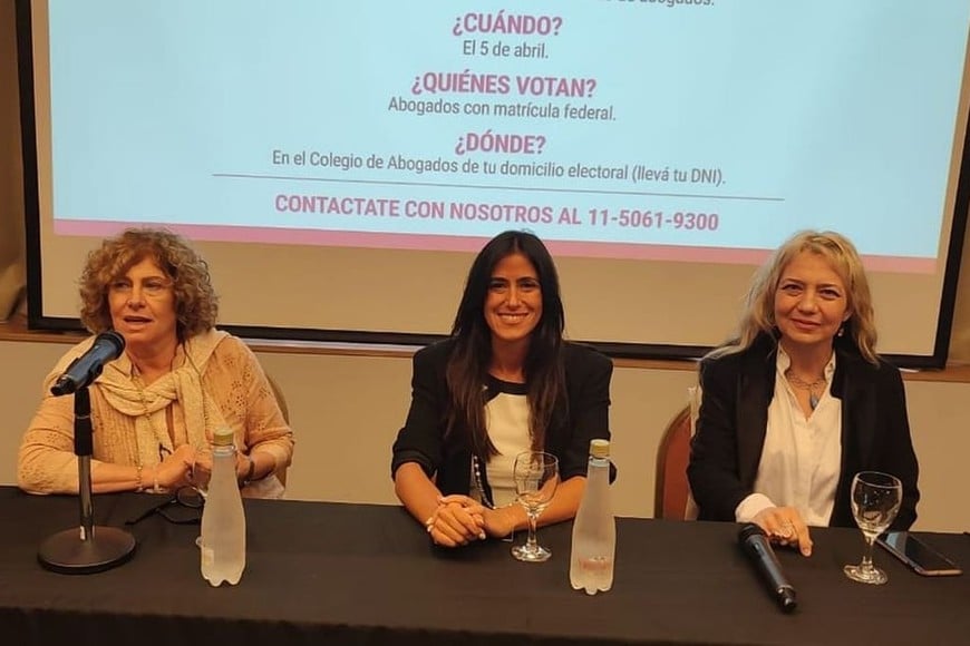 ELLITORAL_446396 |  Gentileza La presidenta del Colegio de Abogados de Reconquista, Patricia Virili, acompaña a Jimena de la Torre y Virginia Badino en la lista que enfrenta al oficialismo el próximo 5 de abril.