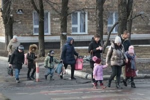 ELLITORAL_441388 |  AP Civiles se dirigen a la estaación de tren de Debaltseve, en el territorio controlado por los prorrusos, en el este de Ucrania.