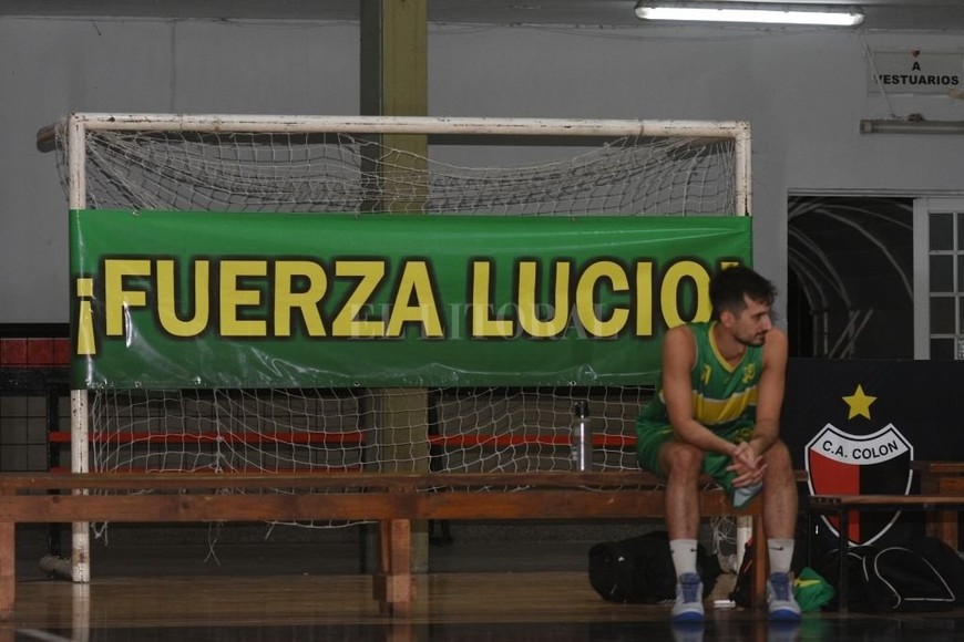 ELLITORAL_442047 |  Manuel Fabatia La bandera de Regatas en apoyo a Lucio Belfiori
