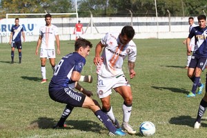 ELLITORAL_441700 |  Pablo Aguirre Un partido del Regional Amateur entre Cosmos y Ben Hur, otrora equipo rafaelino que apareció en la B Nacional y que luego se desmoronó en lo económico y no pudo continuar con aquella senda de crecimiento.