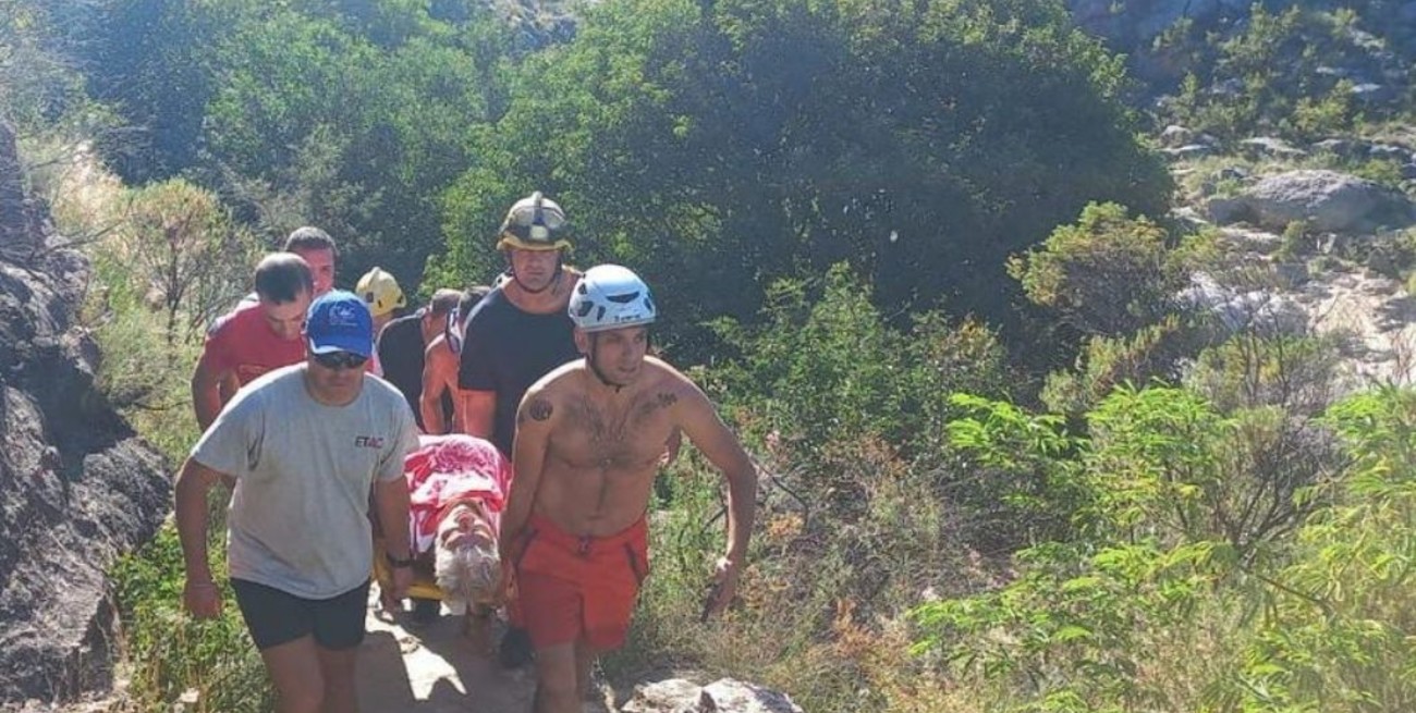 Rescataron a un turista que quedó atrapado dentro de la cueva de una  cascada - El Litoral