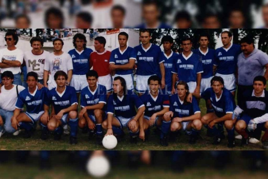ELLITORAL_441241 |  El Litoral La Salle campeón con Kudelka como DT. Fue en el año 1992 cuando el colegial se quedó con el primero de los res campeonatos que consiguió a lo largo de su historia como club de fútbol.